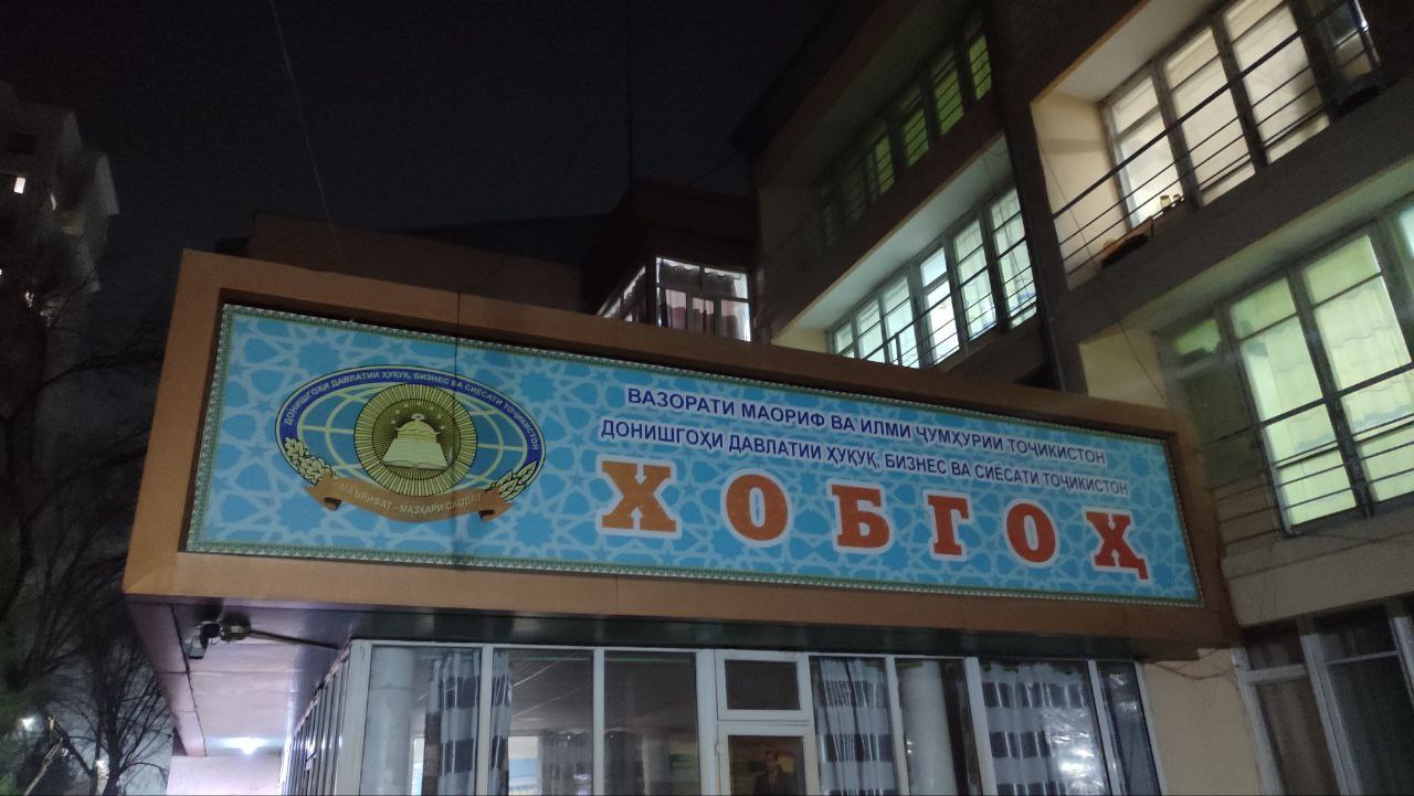 Боздиди ректори донишгоҳ аз хобгоҳи ДДҲБСТ ва мулоқот бо донишҷӯён